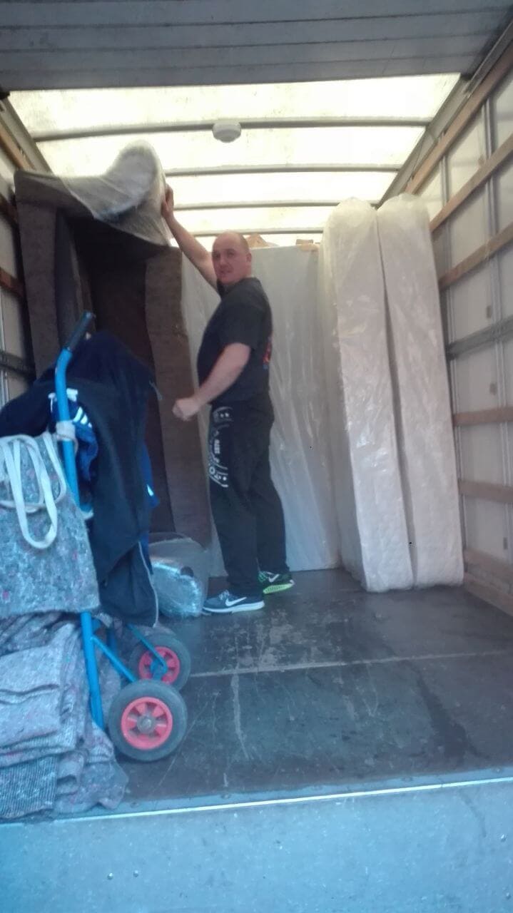 RM7 man with van Rush Green